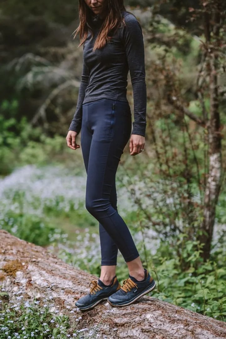 Hiking Outfit With Fitted Base Layer And Navy Pants — Outdoor Outfit