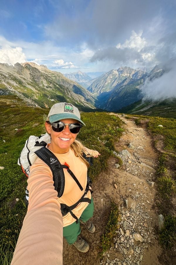 Hiking And Trekking Outfit With Green Hiking Pants — Outdoor Outfit