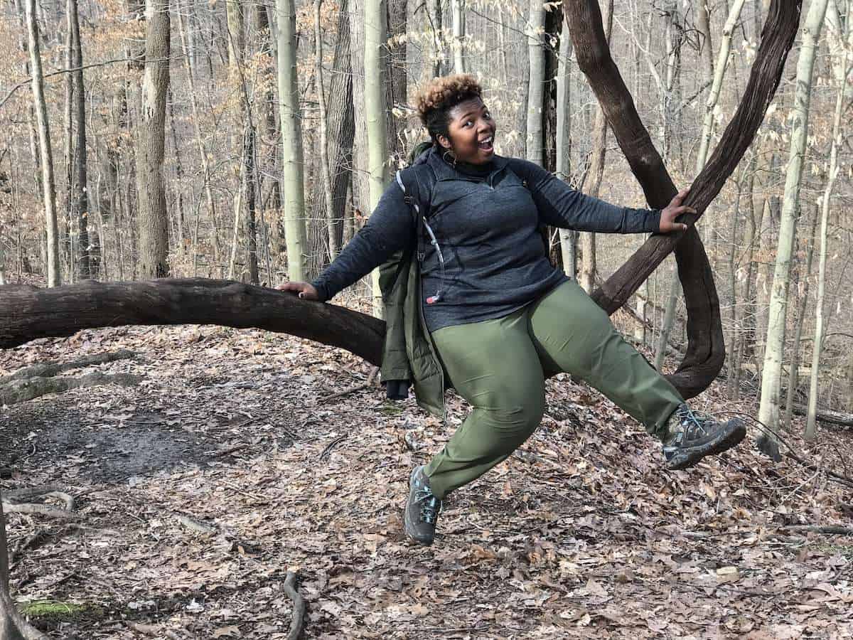 Hiking Outfit With Olive Green Pants And Fleece, Close-Up Take — Outdoor Outfit