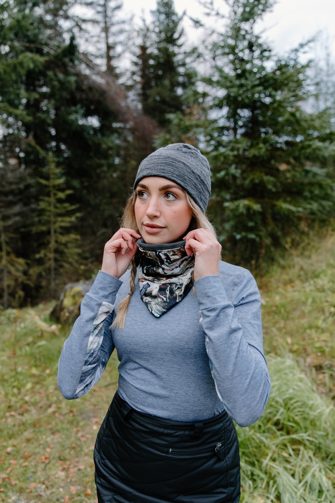 Outdoor Activity Outfit With Gray Beanie And Neck, Close-Up Take — Outdoor Outfit