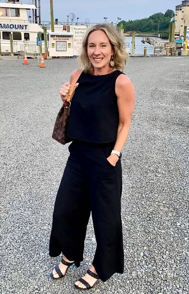 Waterfront Casual Outfit With Black Linen Pants, Close-Up Take — Outdoor Outfit