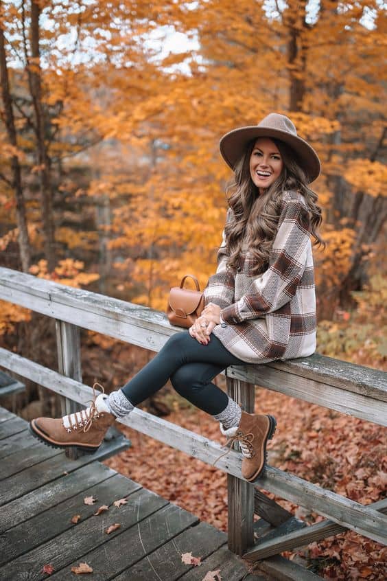 Cozy Fall Outdoor Look With Oversized Plaid Shirt — Outdoor Outfit