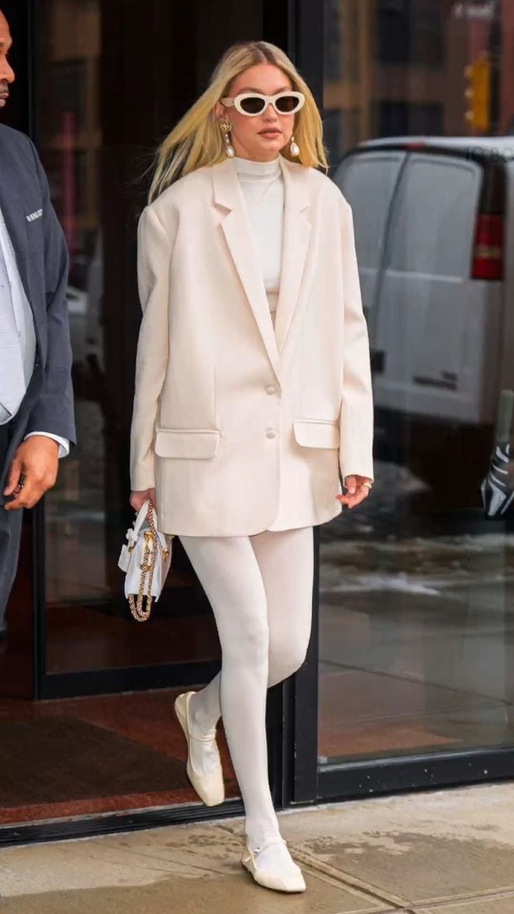Opaque cream tights with an oversized cream blazer — Outfits with Tights