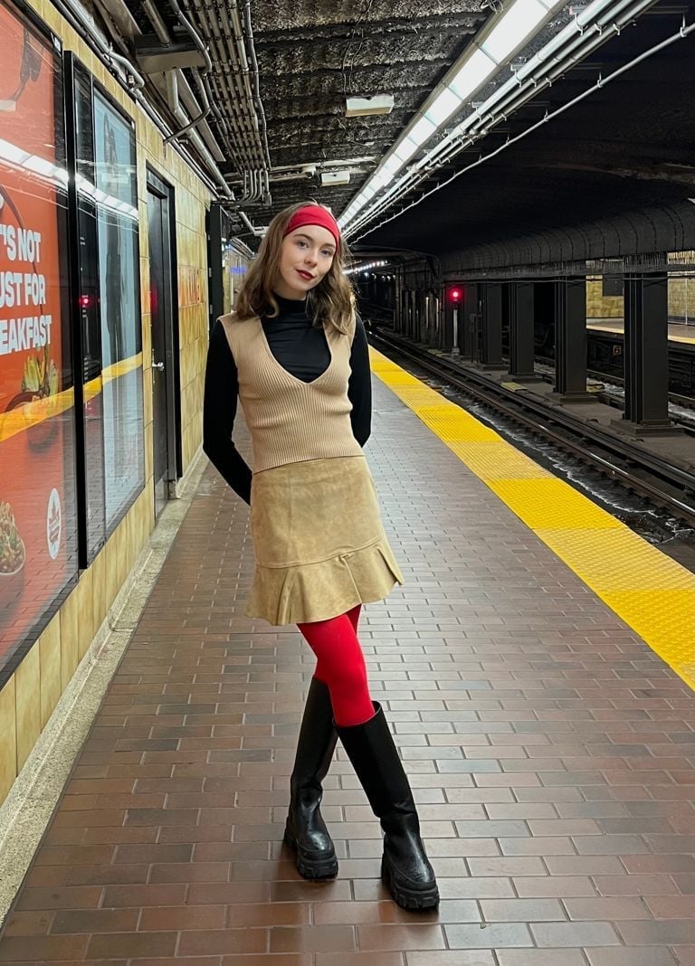 Bright red tights with a suede mini skirt — Outfits with Tights