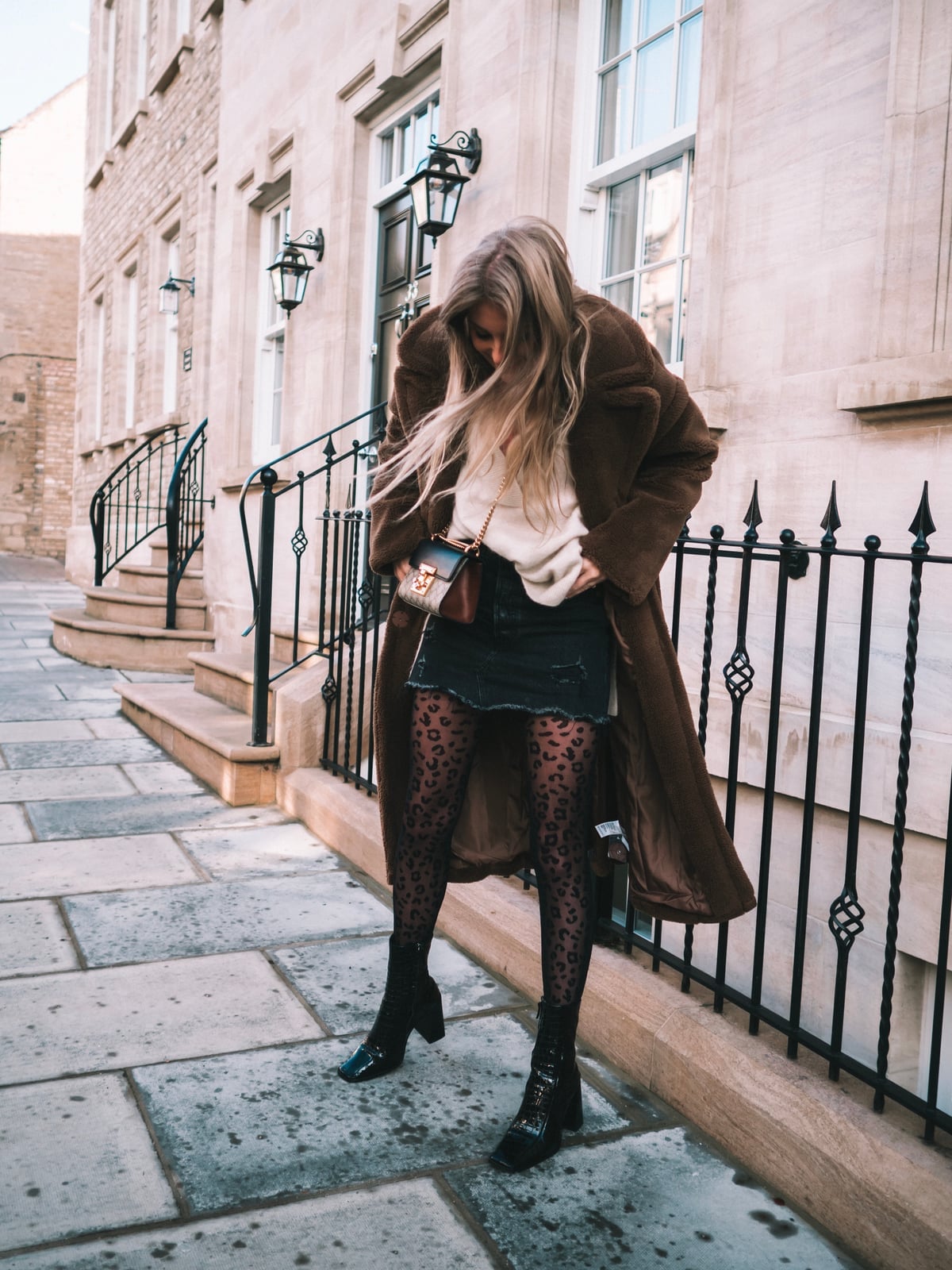 Patterned black tights with a denim mini skirt and faux fur coat — Outfits with Tights
