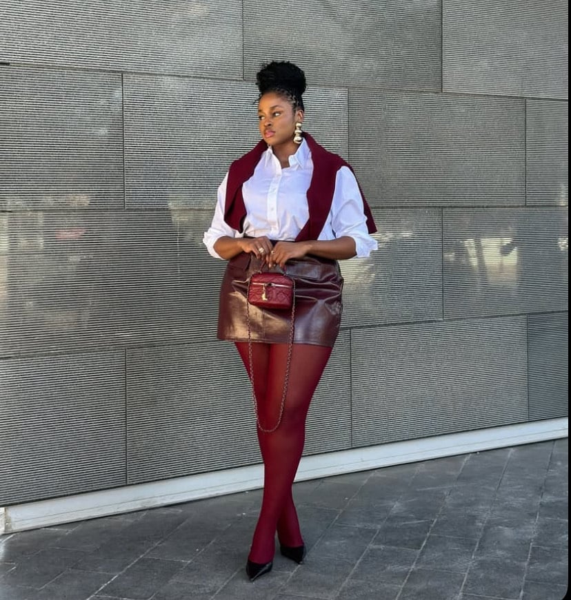 Burgundy colored tights with faux leather mini skirt — Outfits with Tights