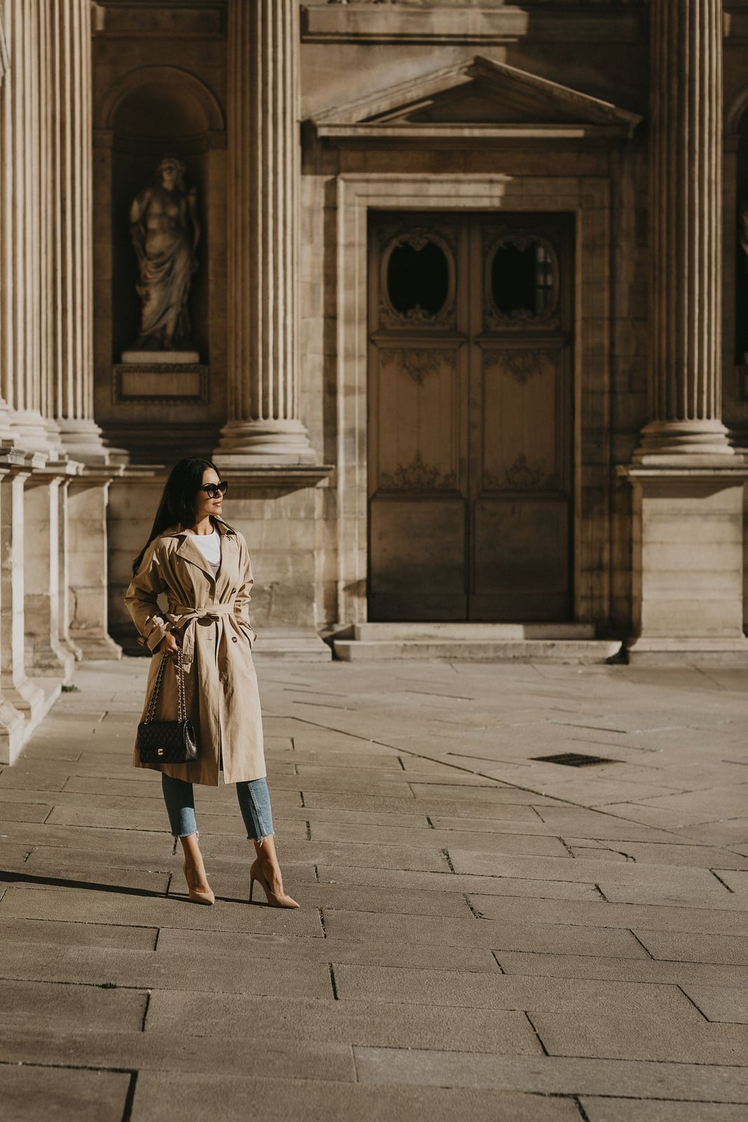 Classic beige trench coat with t-shirt and jeans — Parisian Style