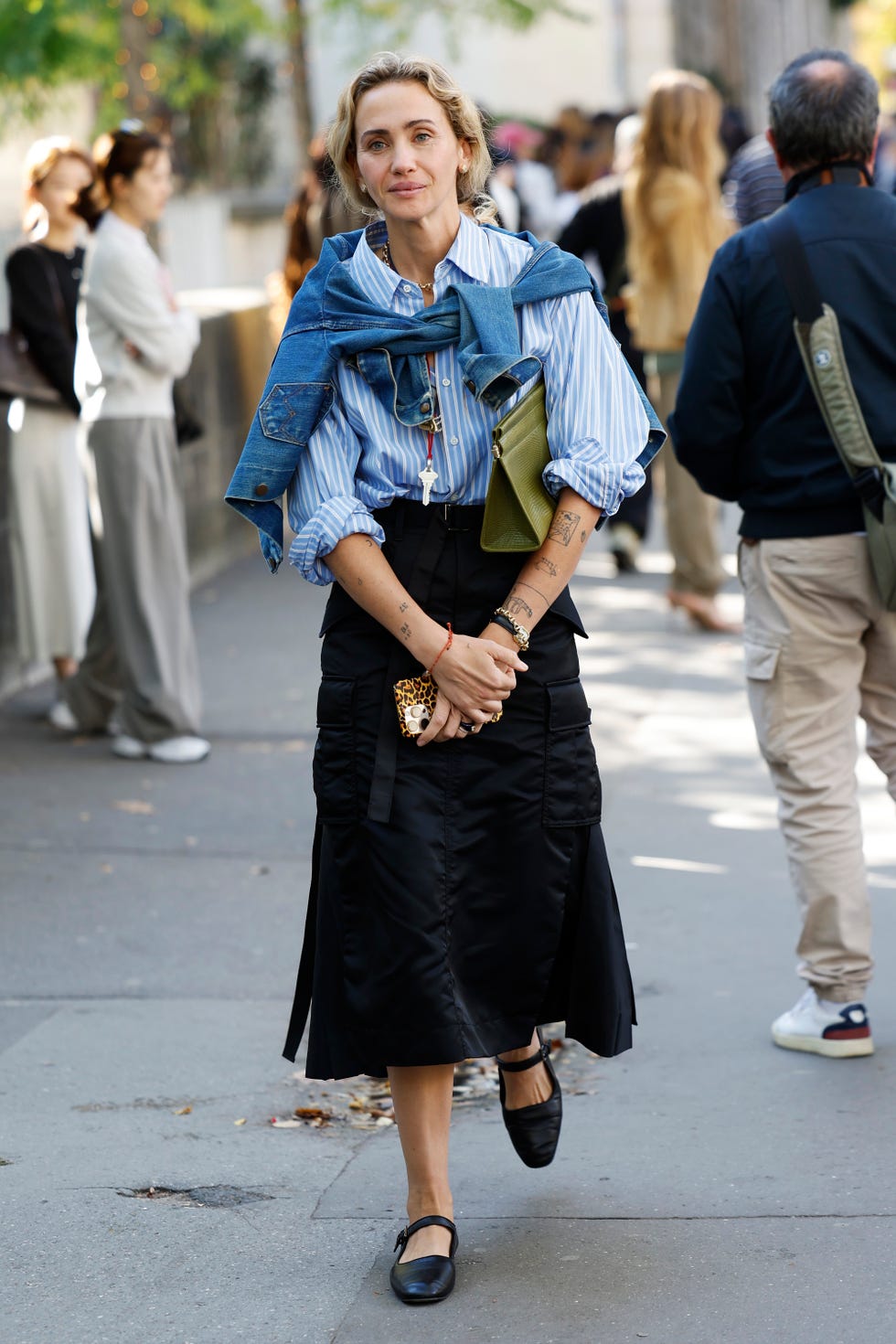 Denim jacket tied over shoulders with cargo skirt — Parisian Style