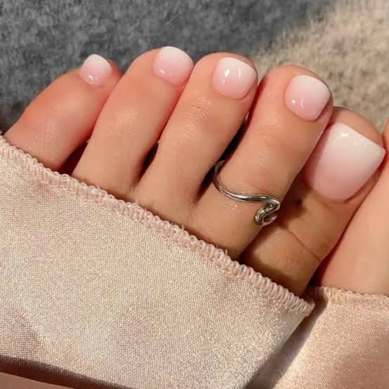 Nude To White Ombre Glossy Short Square Toes, квадратные — Pedicure Nails