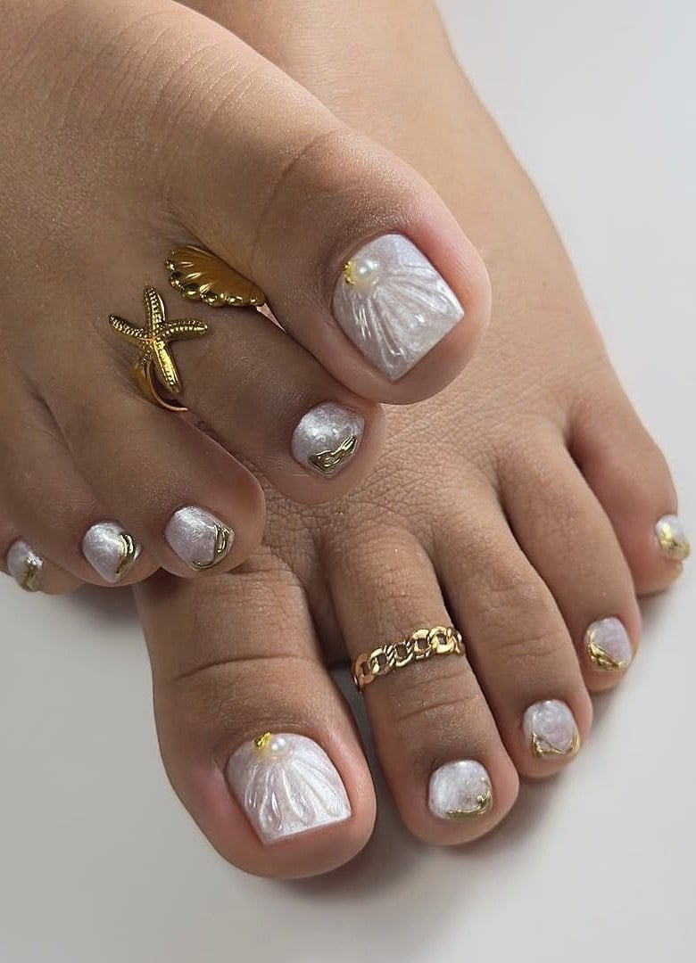 Pearlescent White Shell Design Short Square Pedicure — Pedicure Nails
