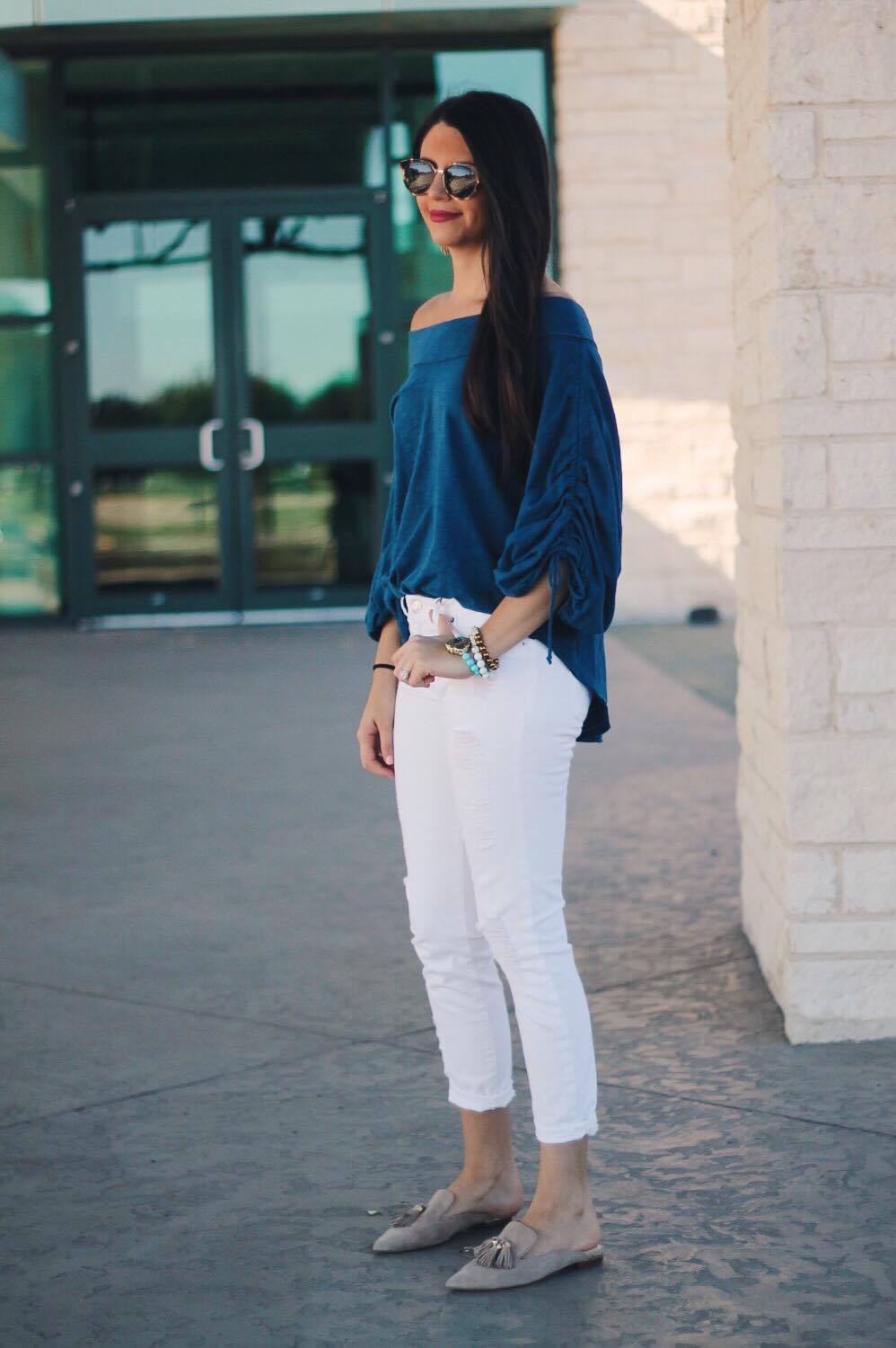 Off-the-shoulder top with slim jeans for casual dinner Off-the-shoulder top with slim jeans for casual dinner — Restaurant Outfit