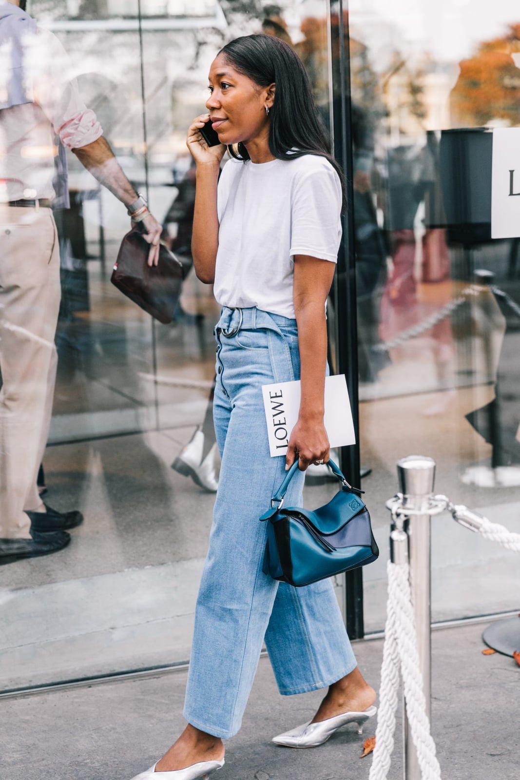 Wide-leg jeans and t-shirt with silver mules for relaxed dinner Wide-leg jeans and t-shirt with silver mules for relaxed dinner — Restaurant Outfit