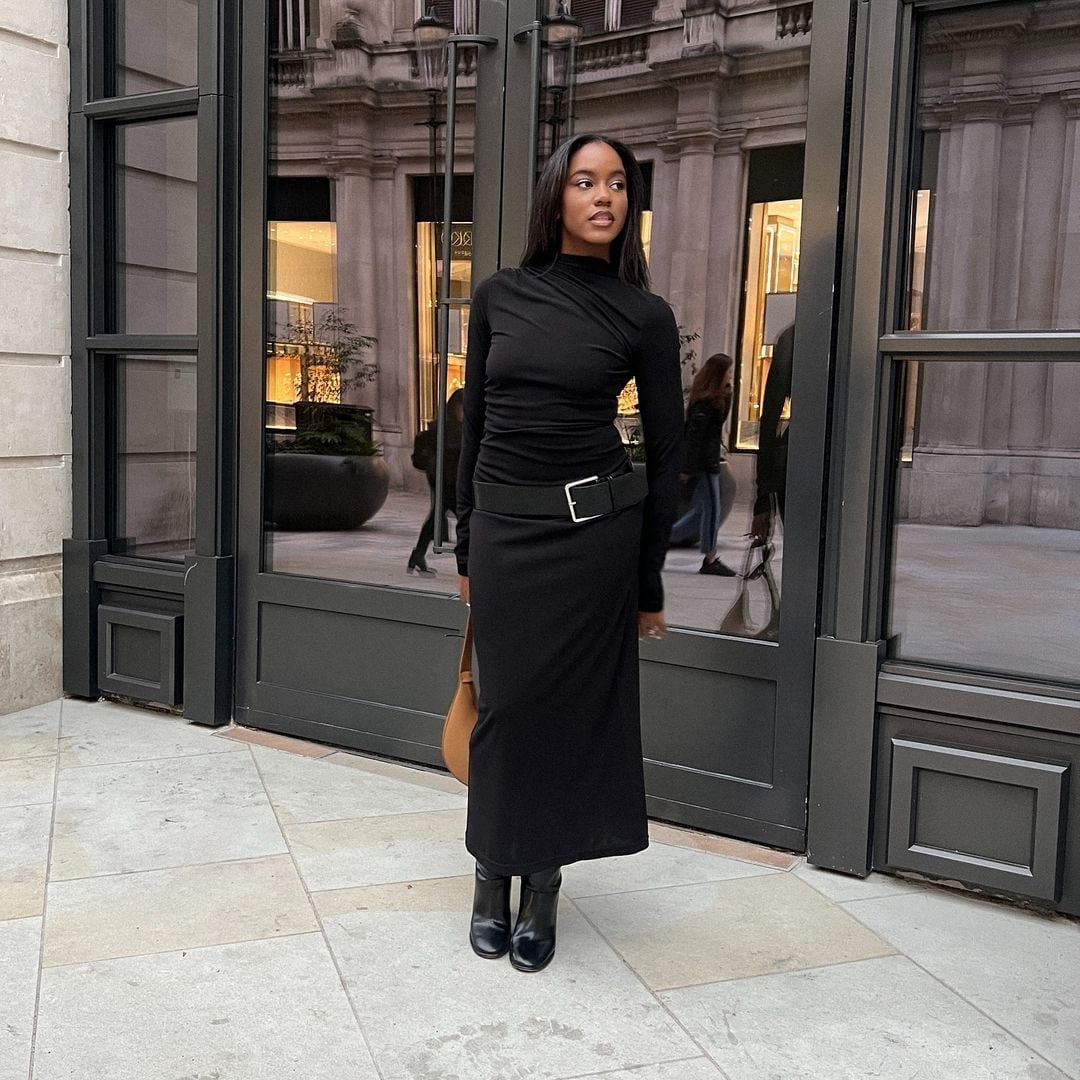 Black knit dress cinched with a wide belt Black knit dress cinched with a wide belt — Restaurant Outfit