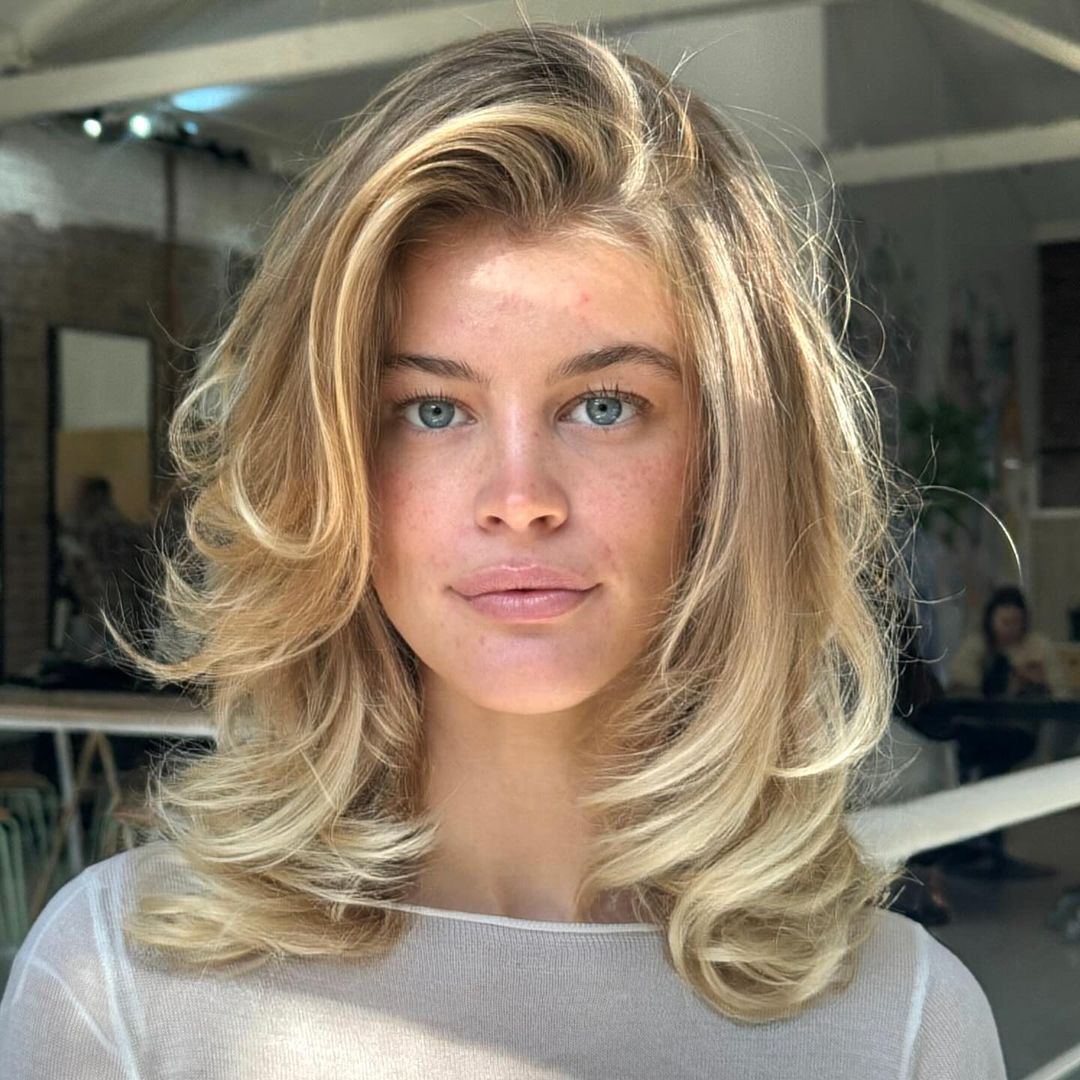 Collarbone Blonde with Face-Framing Layers and Wavy — Simple 90s Blowout Hair