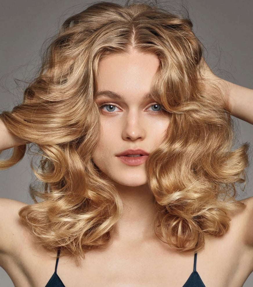 Shoulder Length Ash Blonde Bouncy Waves — Simple 90s Blowout Hair