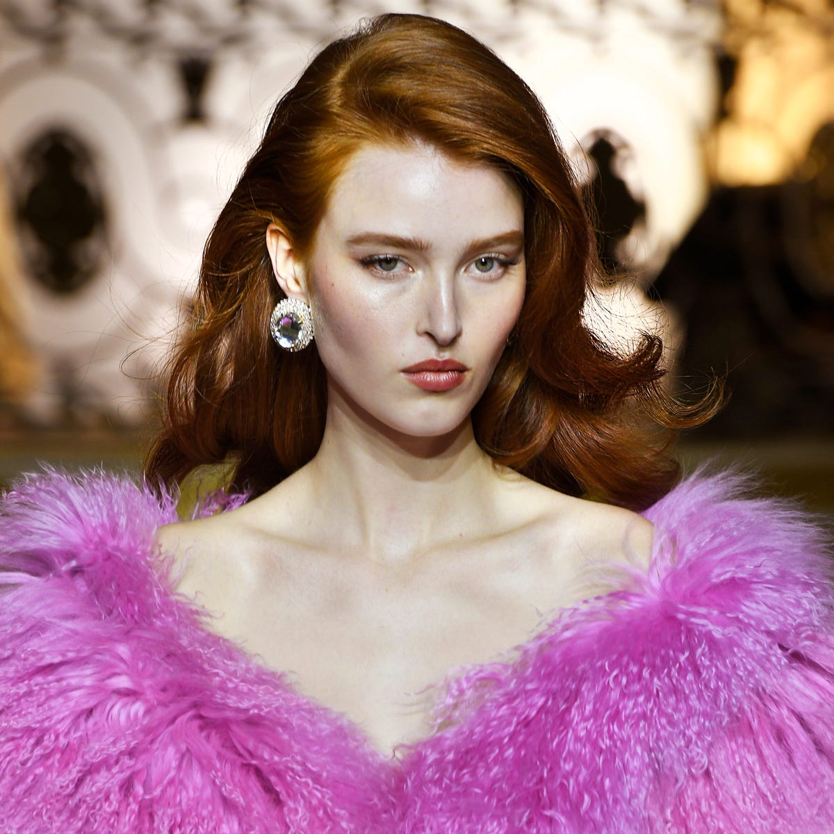 Collarbone Red Base with Voluminous Waves — Simple 90s Blowout Hair