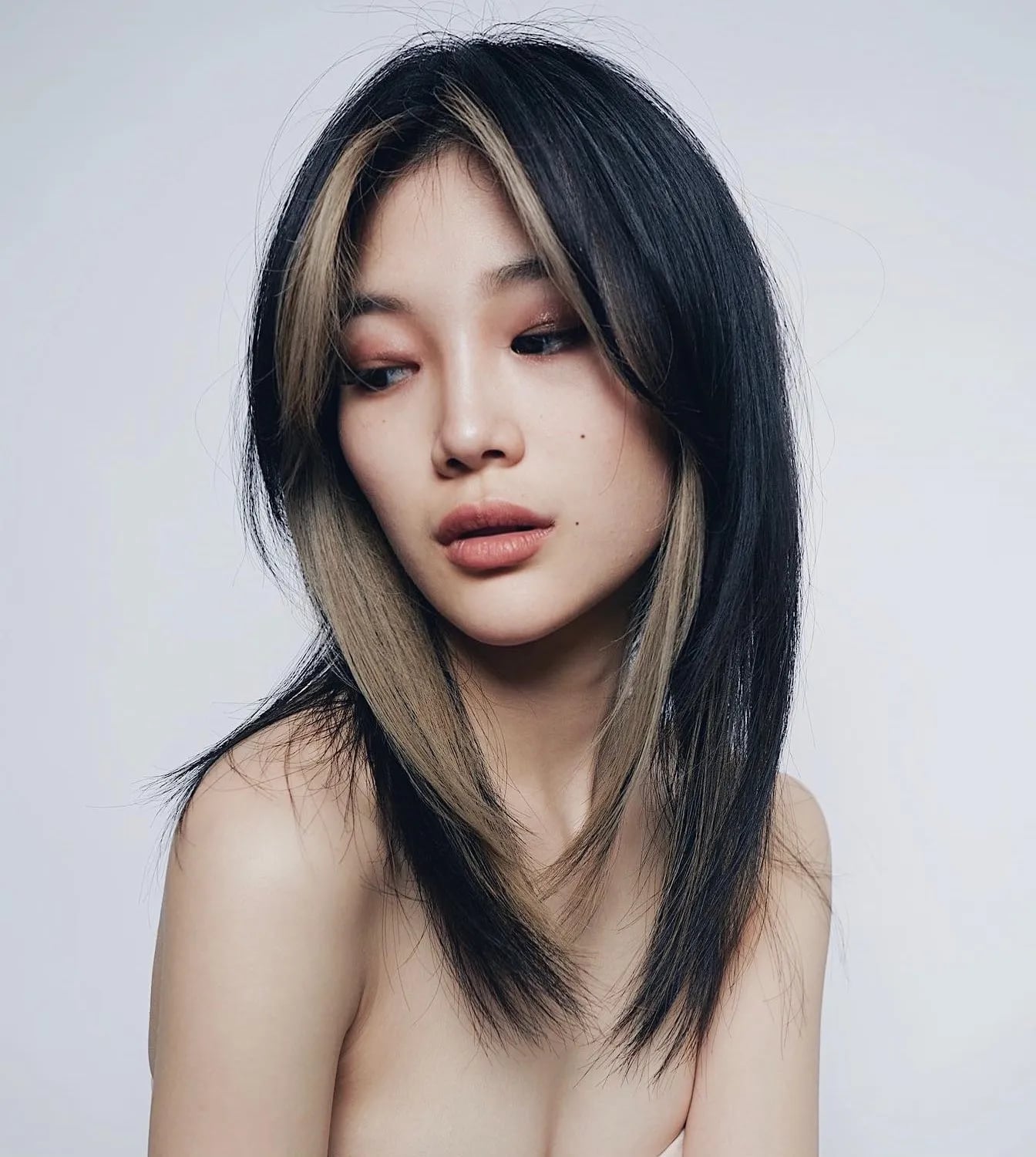 Black Layered Lob With Blonde Highlights Black Layered Lob With Blonde Highlights — Simple Asian Hairstyles