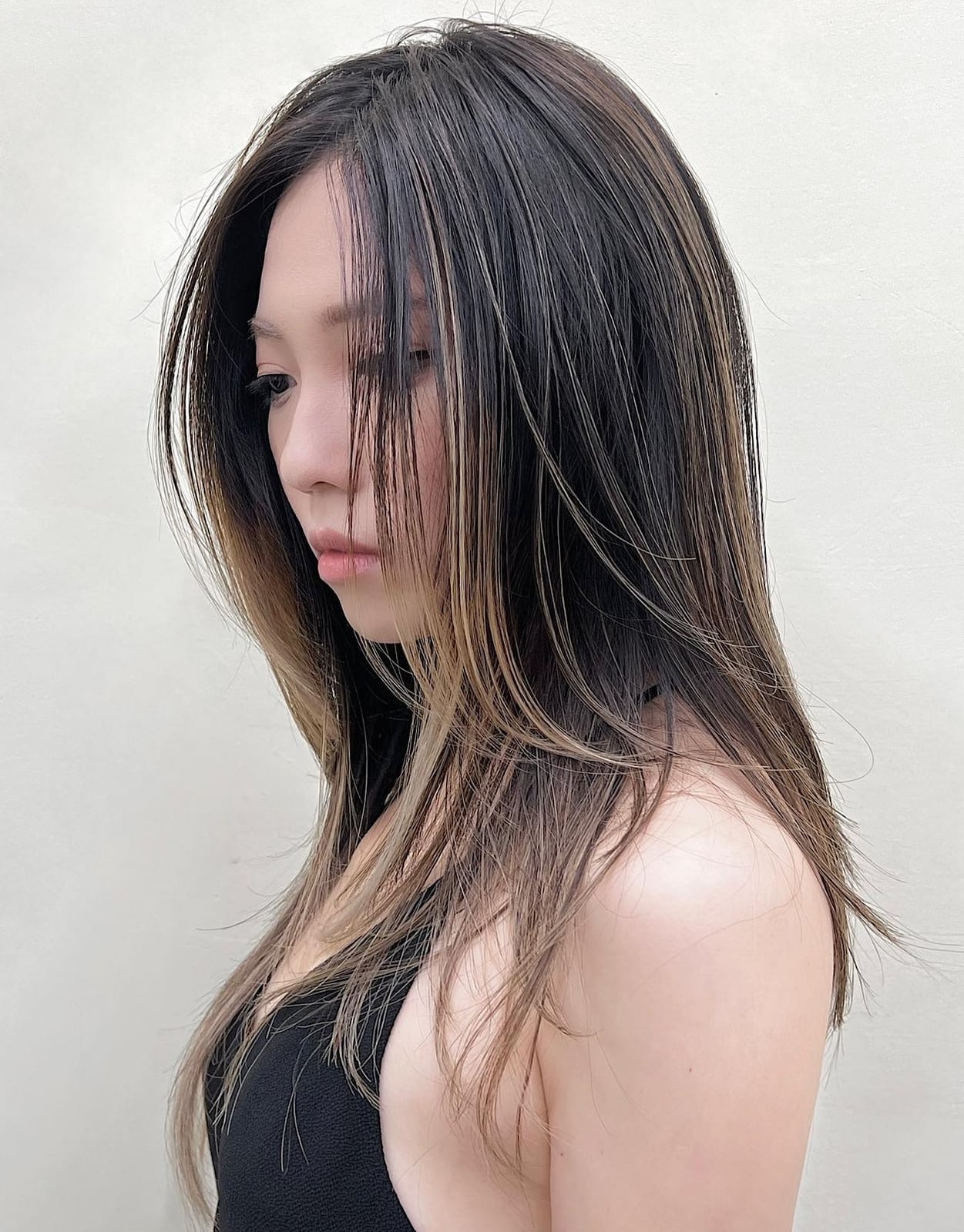 Mid-Back Layers With Subtle Blonde Highlights Mid-Back Layers With Subtle Blonde Highlights — Simple Asian Hairstyles
