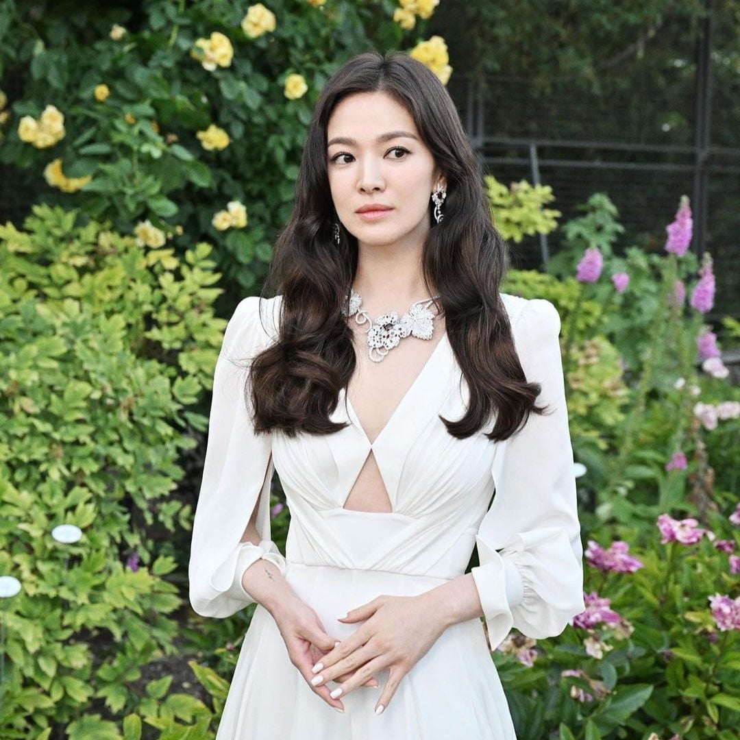 Mid-Back Loose Waves With Subtle Highlights Mid-Back Loose Waves With Subtle Highlights — Simple Asian Hairstyles