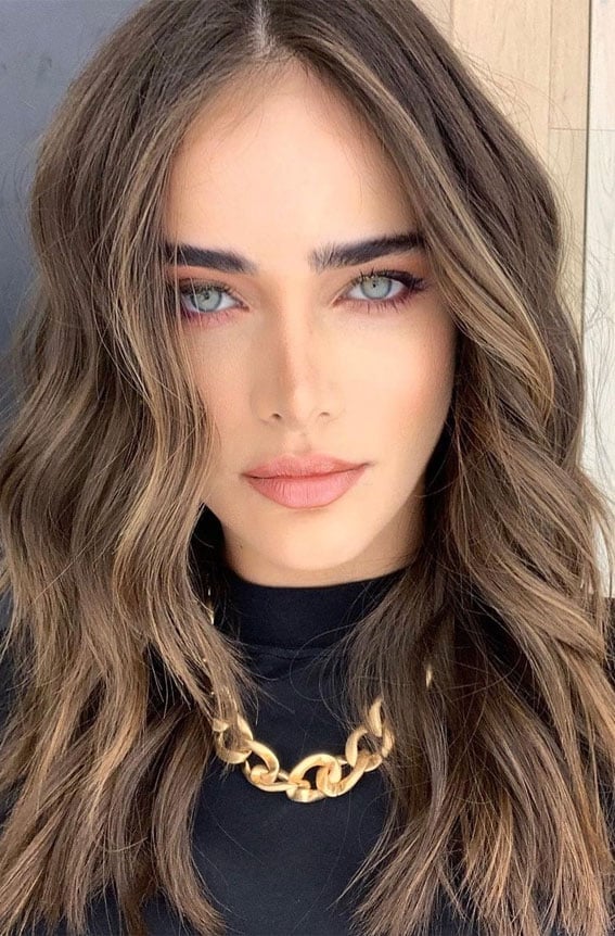 Wavy Brown Hair With Blonde Highlights and Gold Necklace — Simple Babylights