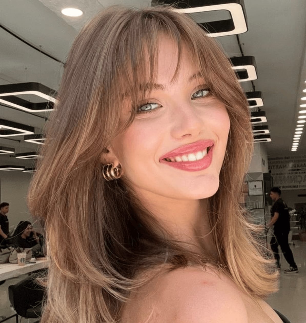 Voluminous Shoulder Cut With Soft Curtain Bangs — Simple Bangs for Round Face