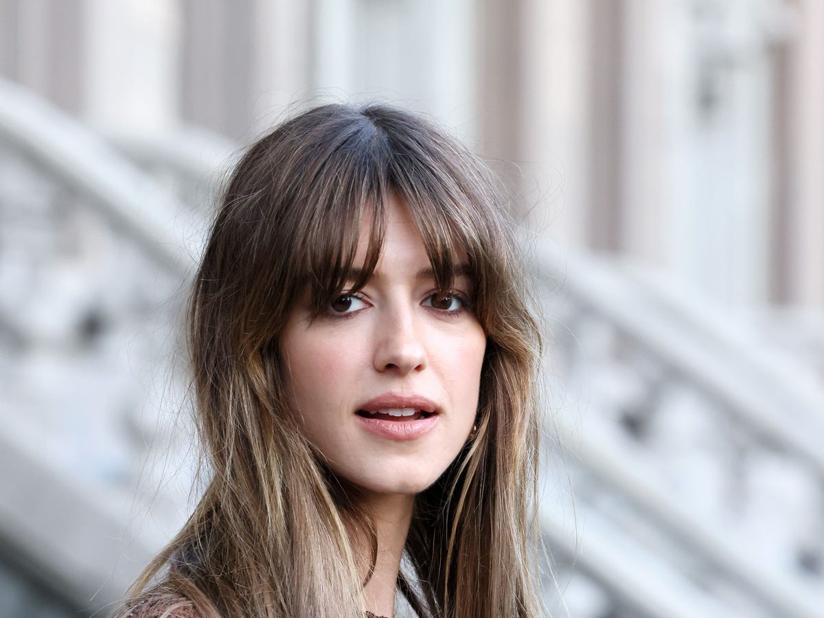 Dark Blonde Collarbone Layers Face-Framing Bangs — Simple Bangs for Round Face