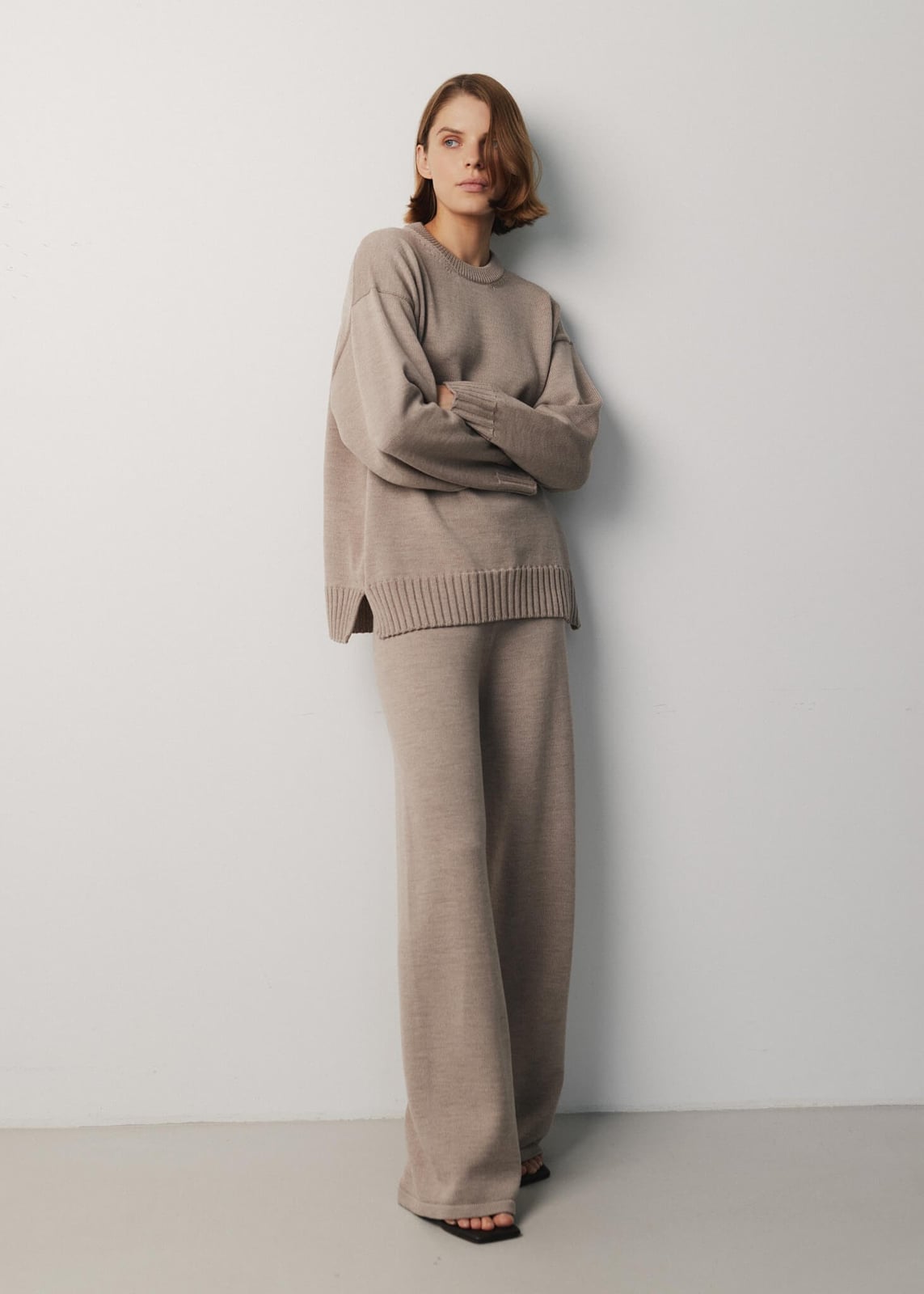 Matching beige knit set with oversized sweater — Simple Beige Pants Outfits