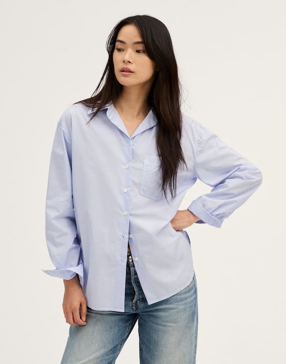 Oversized light blue poplin shirt with relaxed denim jeans Oversized light blue poplin shirt with relaxed denim jeans — Simple Blue Top Outfits
