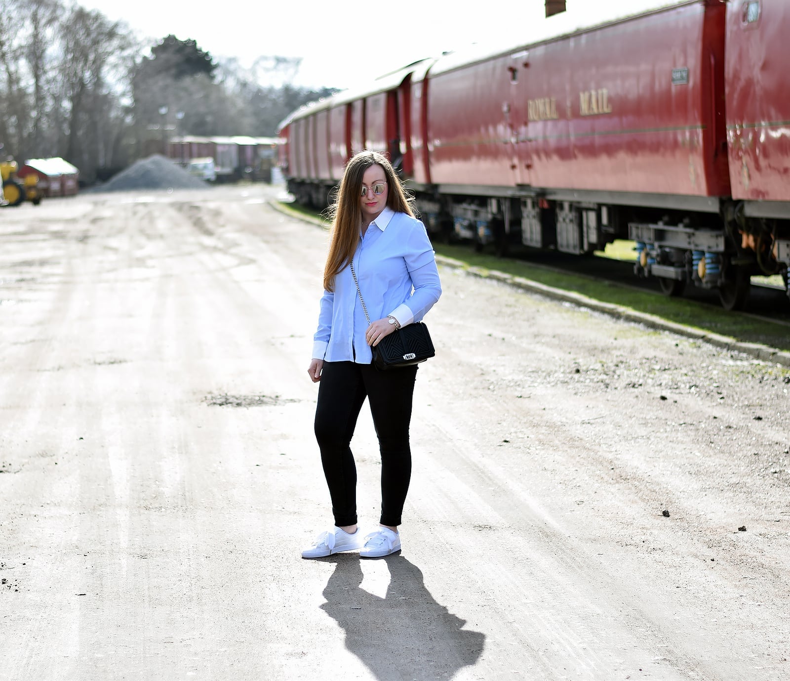 Light blue collared shirt with black skinny jeans Light blue collared shirt with black skinny jeans — Simple Blue Top Outfits