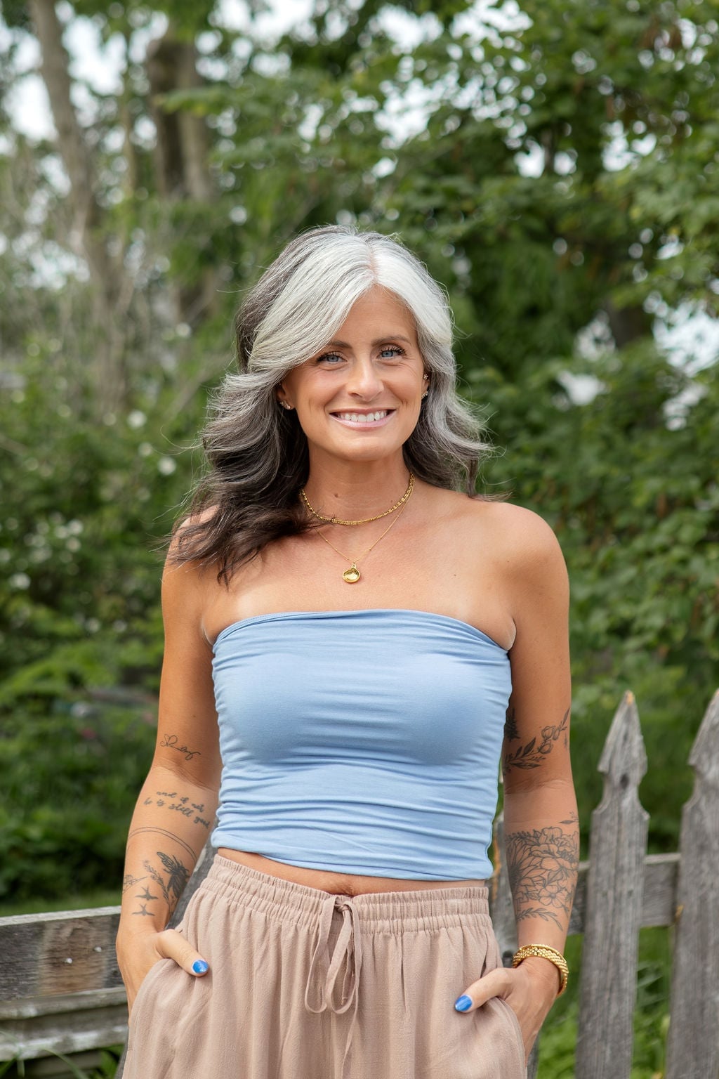 Light blue bandeau crop top with beige trousers Light blue bandeau crop top with beige trousers — Simple Blue Top Outfits