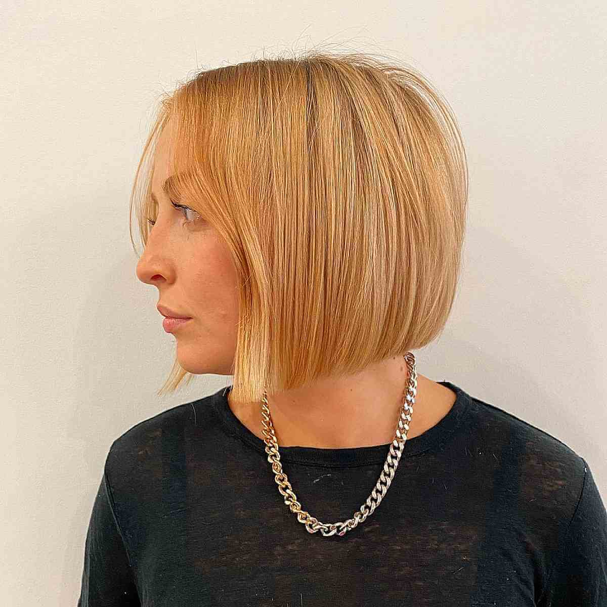 Glossy Chin Bob Honey Blonde Highlights — Simple Bob Haircuts