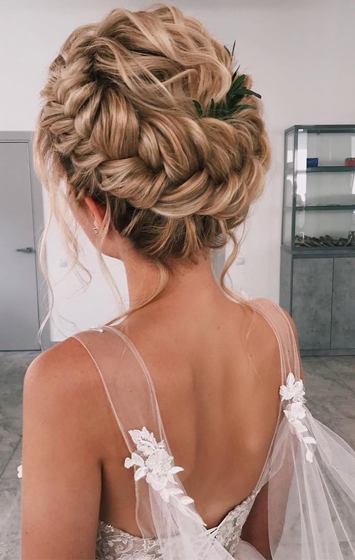 Blonde Textured Messy Updo With Face-Framing Pieces, Wavy — Simple Bridesmaid Updos