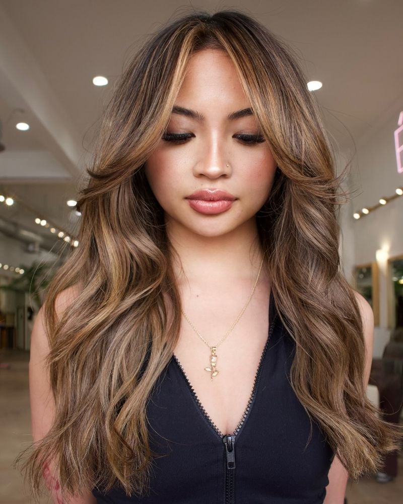 Mid-Back Waves With Bronde Balayage And Curtain Bangs — Simple Bronde Balayage