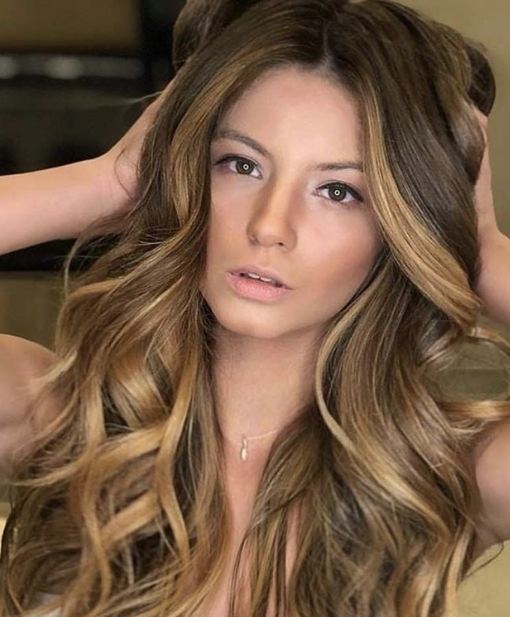 Mid-Back Layers With Dimensional Bronde Balayage, Wavy Blowout — Simple Bronde Balayage