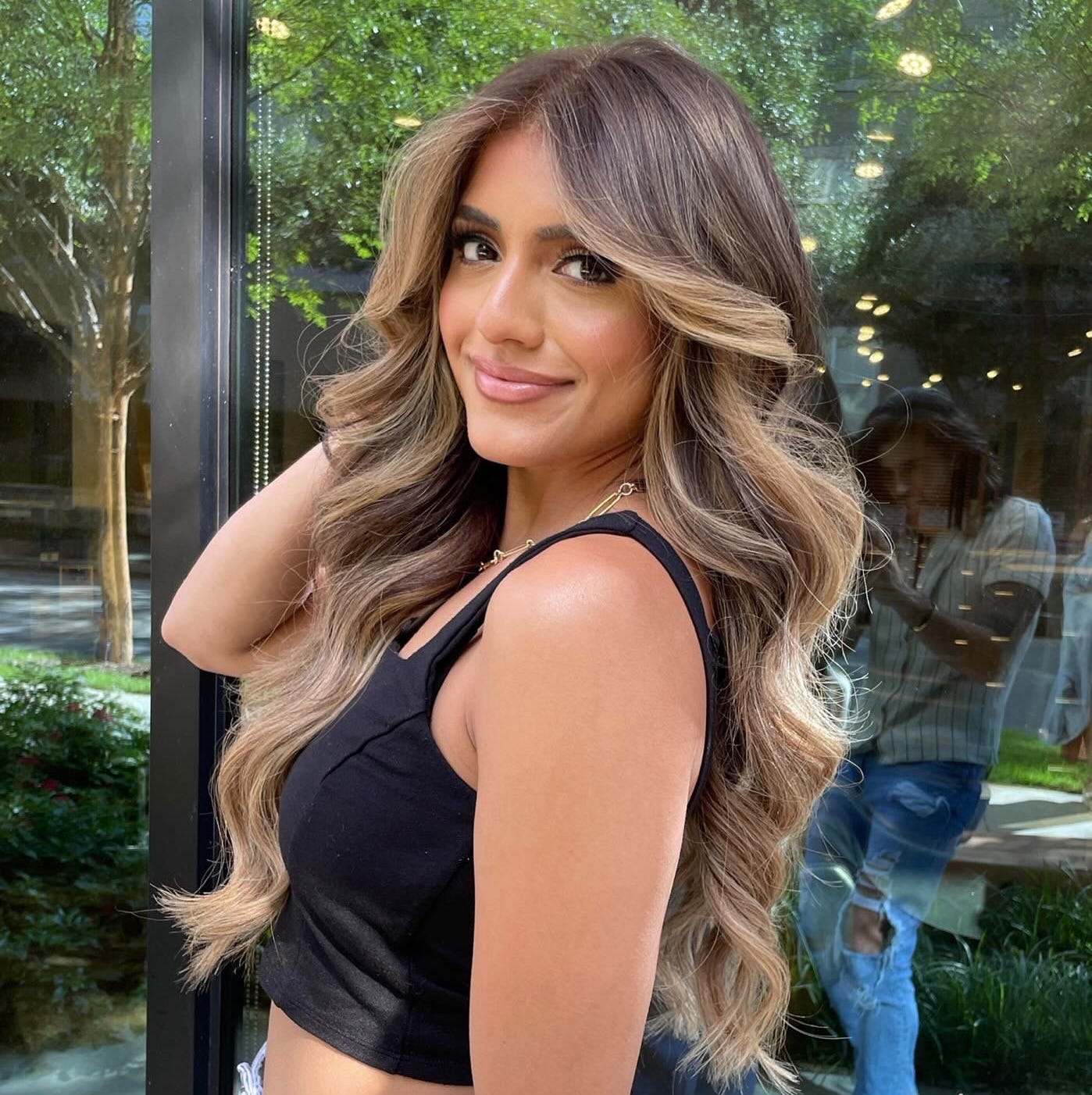 Long Layered Bronde With Face-Framing Highlights, Close-Up Take — Simple Bronde Balayage