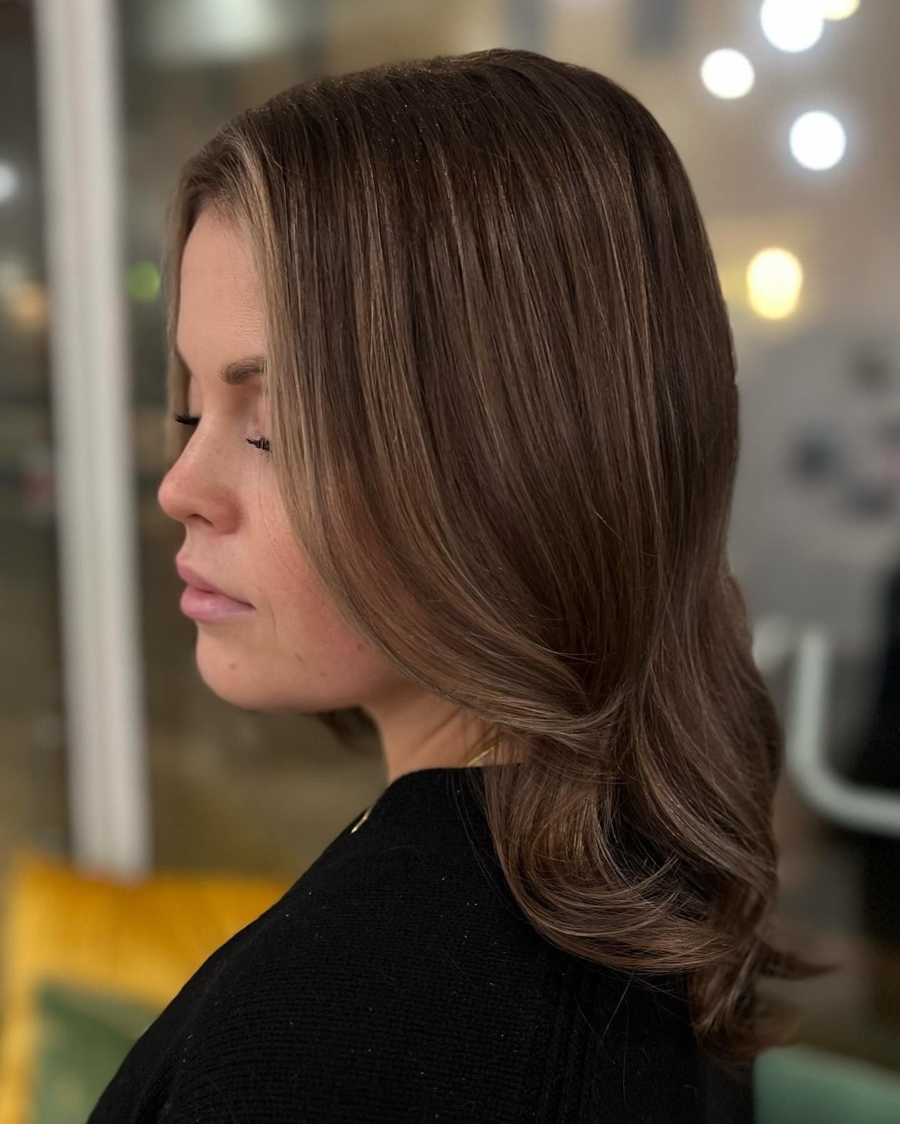 Collarbone Medium Brown With Subtle Blonde Highlights, Wavy — Simple Brunette Highlights