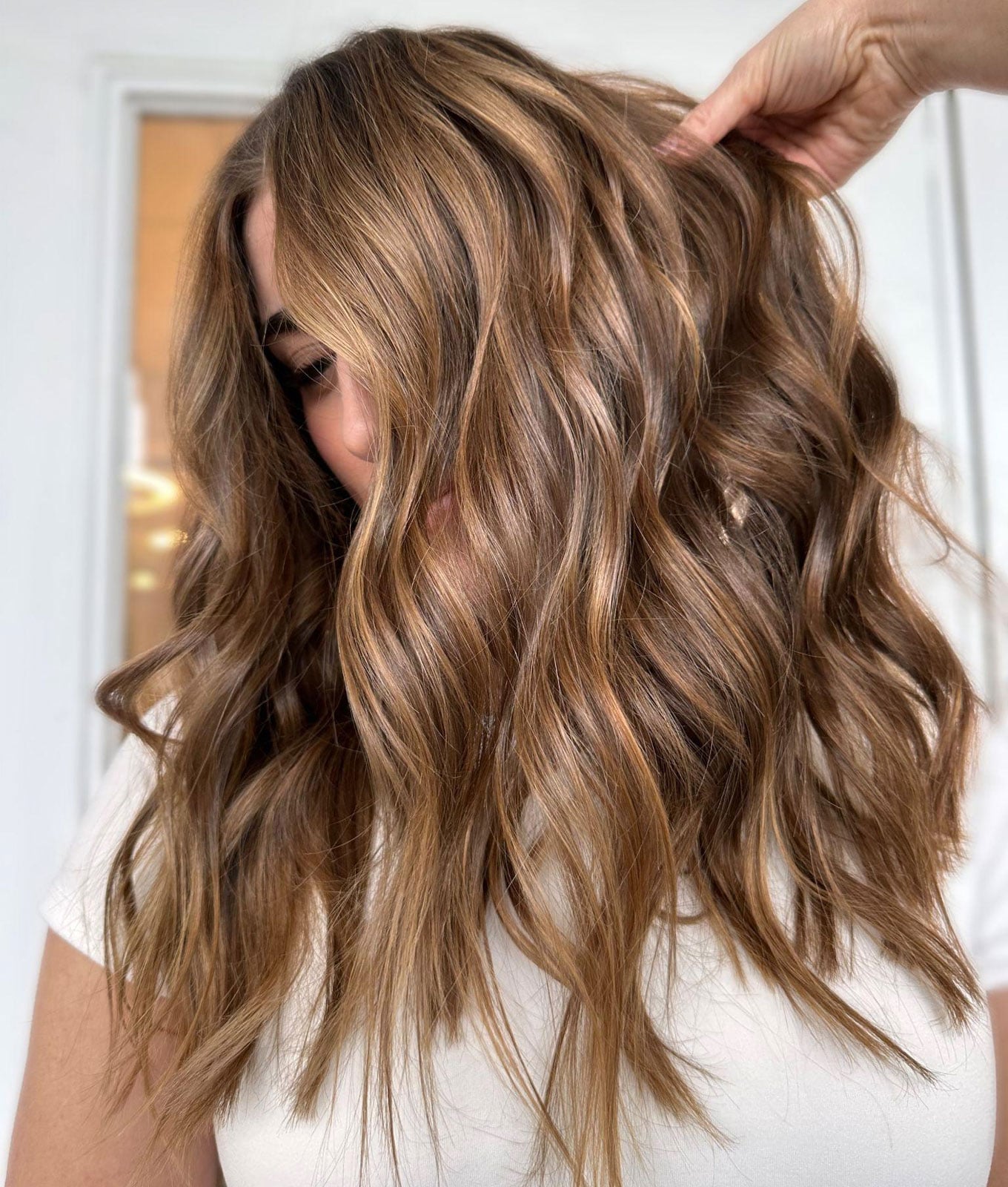 Light Brown With Blonde Highlights Face-Framing Layers — Simple Brunette Highlights