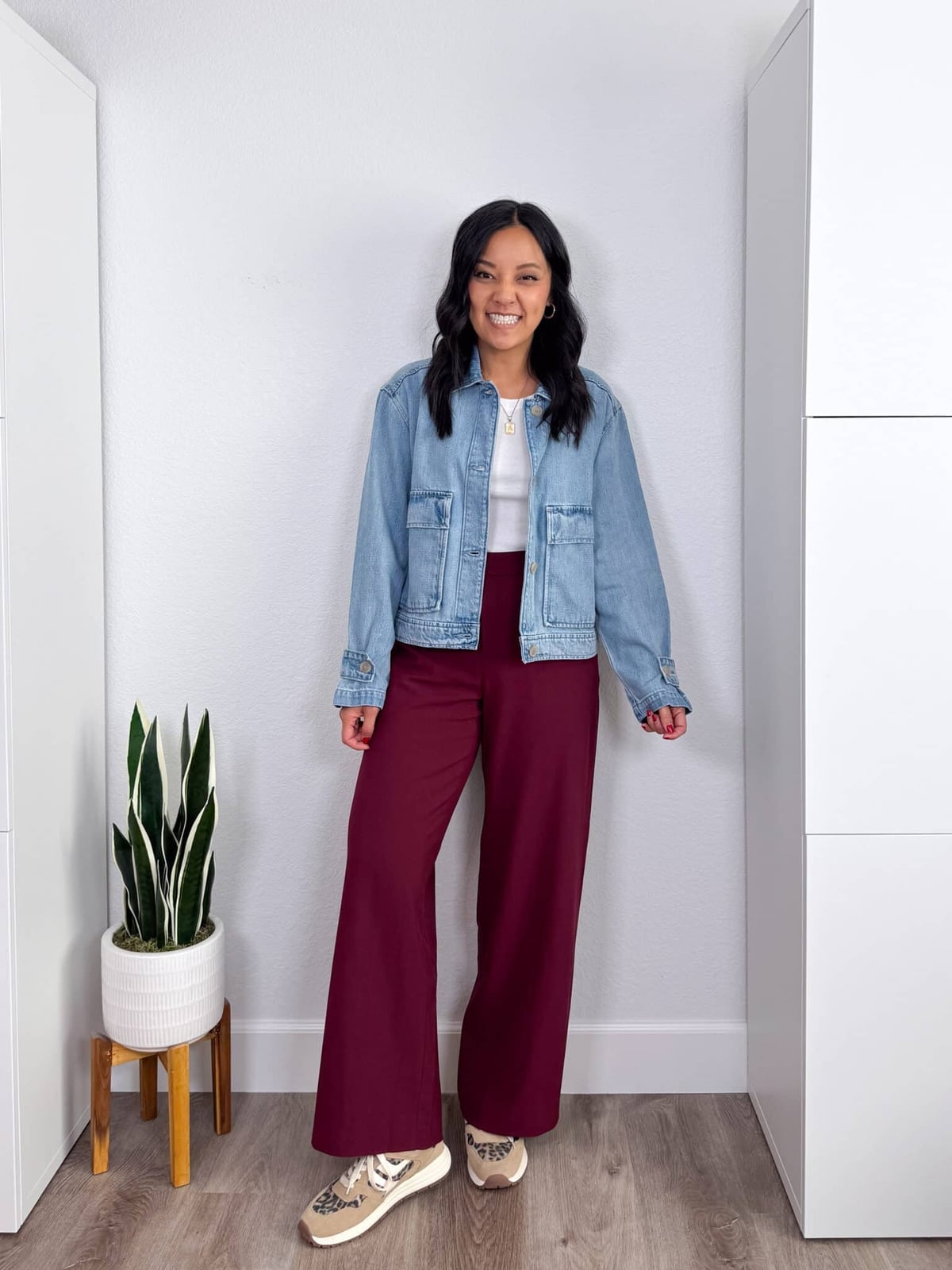 Burgundy Trousers With Denim Jacket — Simple Burgundy Pants Outfits