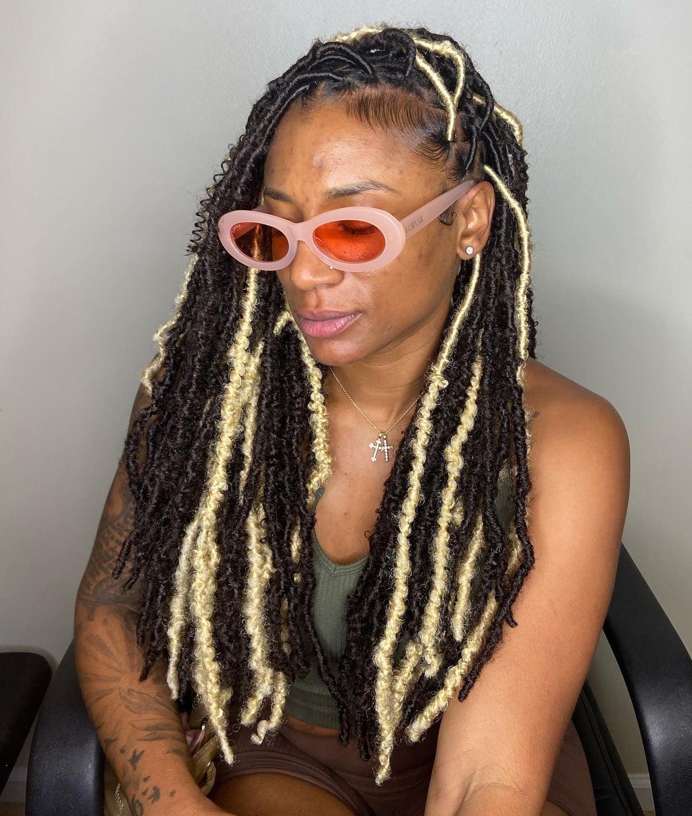 Mid-Back Butterfly Locs Blonde Highlights Braids Mid-Back Butterfly Locs Blonde Highlights Braids — Simple Butterfly Locs