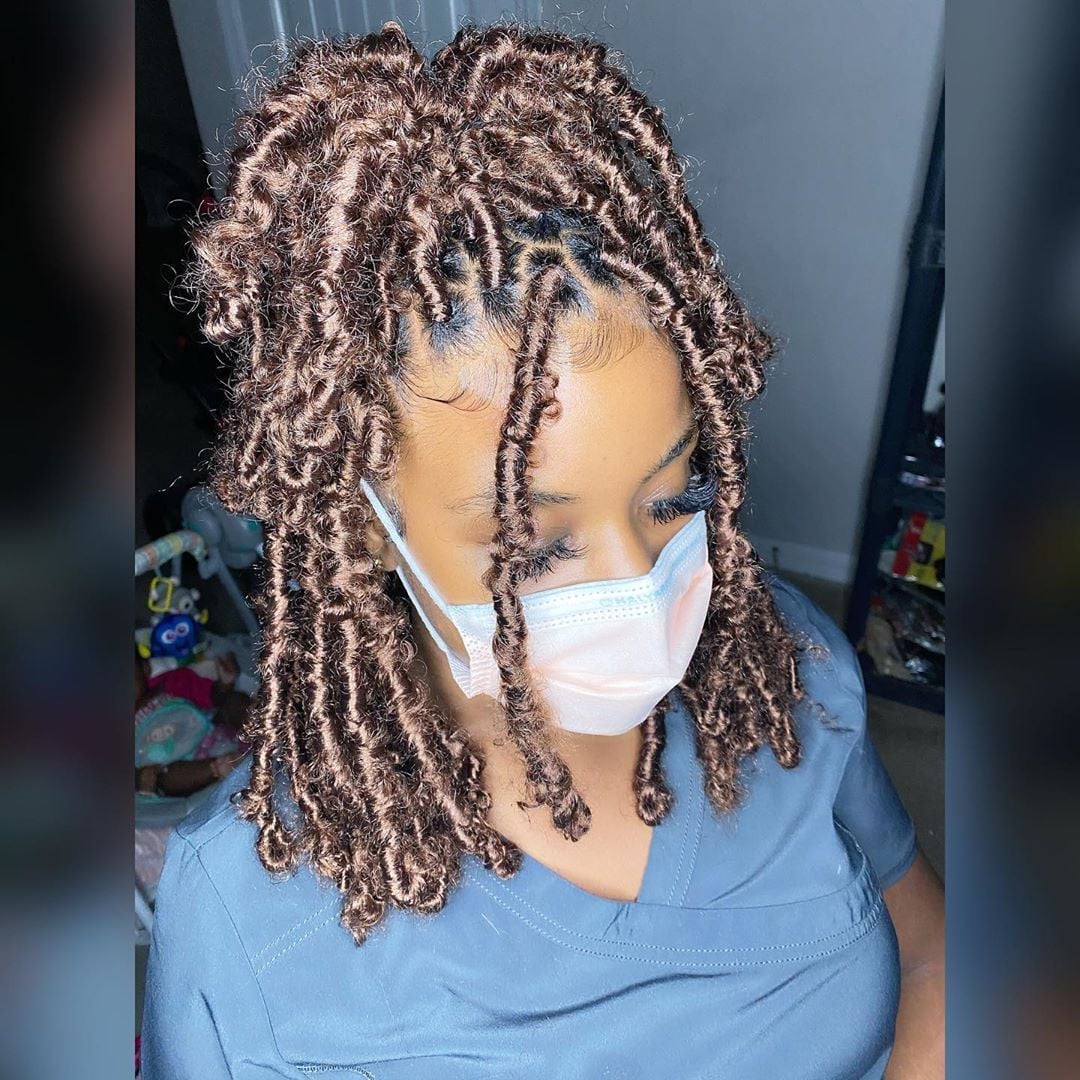 Collarbone Brown Butterfly Locs Blonde Highlights, Middle Collarbone Brown Butterfly Locs Blonde Highlights, Middle — Simple Butterfly Locs