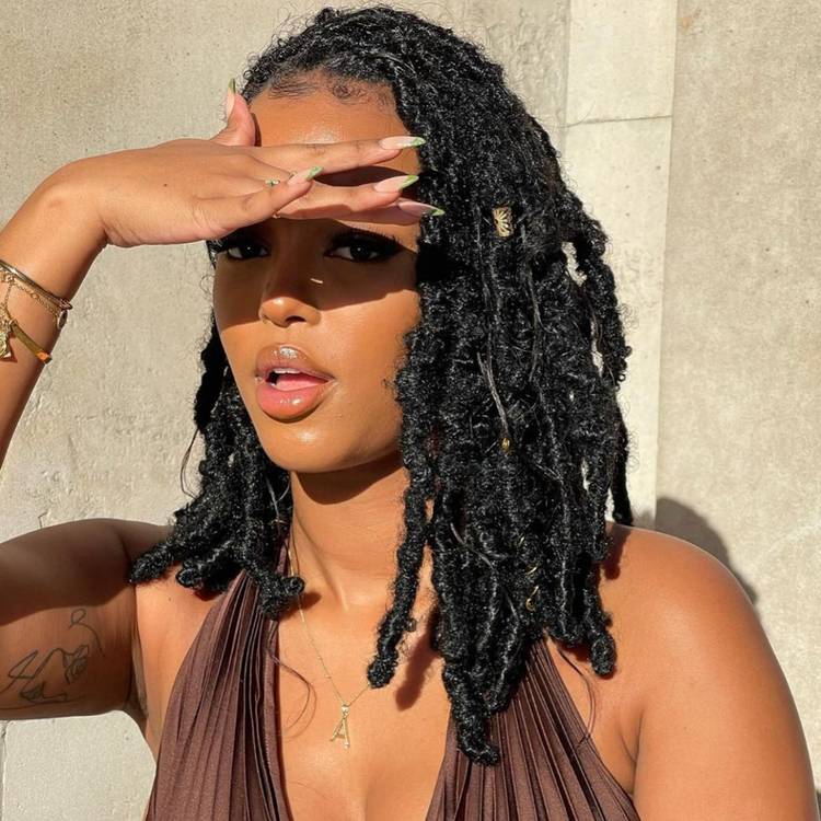 Collarbone Butterfly Locs Textured Style Collarbone Butterfly Locs Textured Style — Simple Butterfly Locs