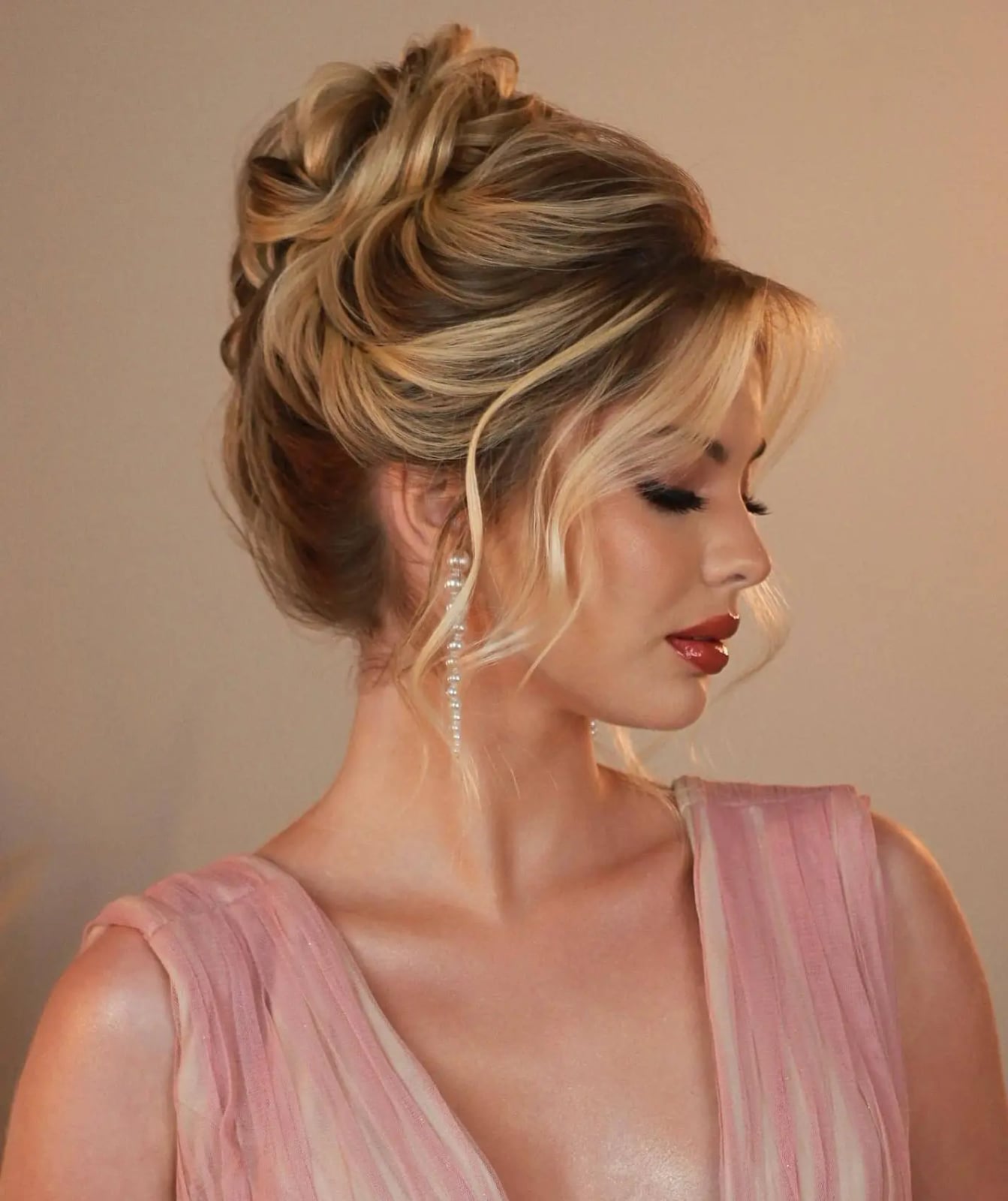 Blonde Rolled Updo With Side Bangs Blonde Rolled Updo With Side Bangs — Simple Casual Updo