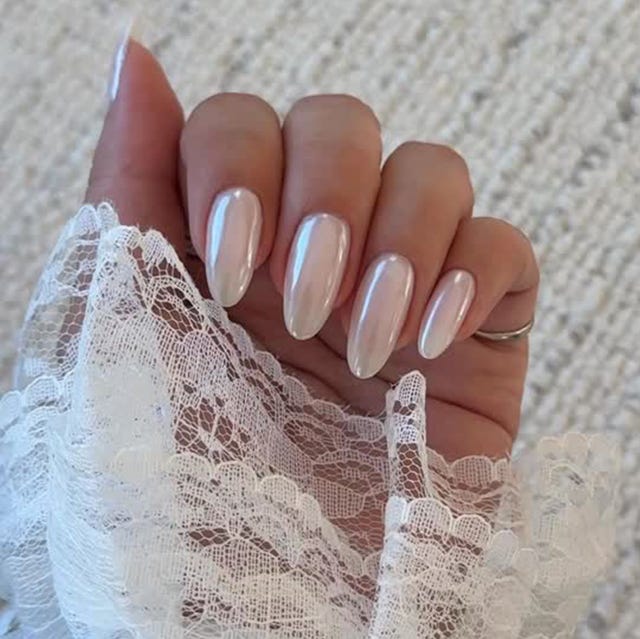Pearl Nude Chrome Pearlescent Medium Almond Nails Pearl Nude Chrome Pearlescent Medium Almond Nails — Simple Chrome Nails