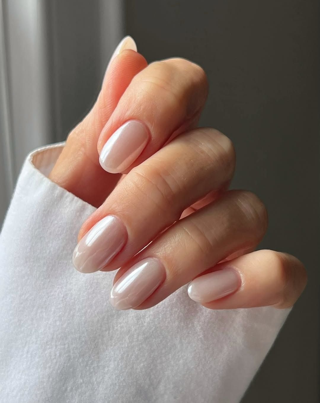 Sheer Nude Pearlescent Chrome Almond Nails Sheer Nude Pearlescent Chrome Almond Nails — Simple Chrome Nails