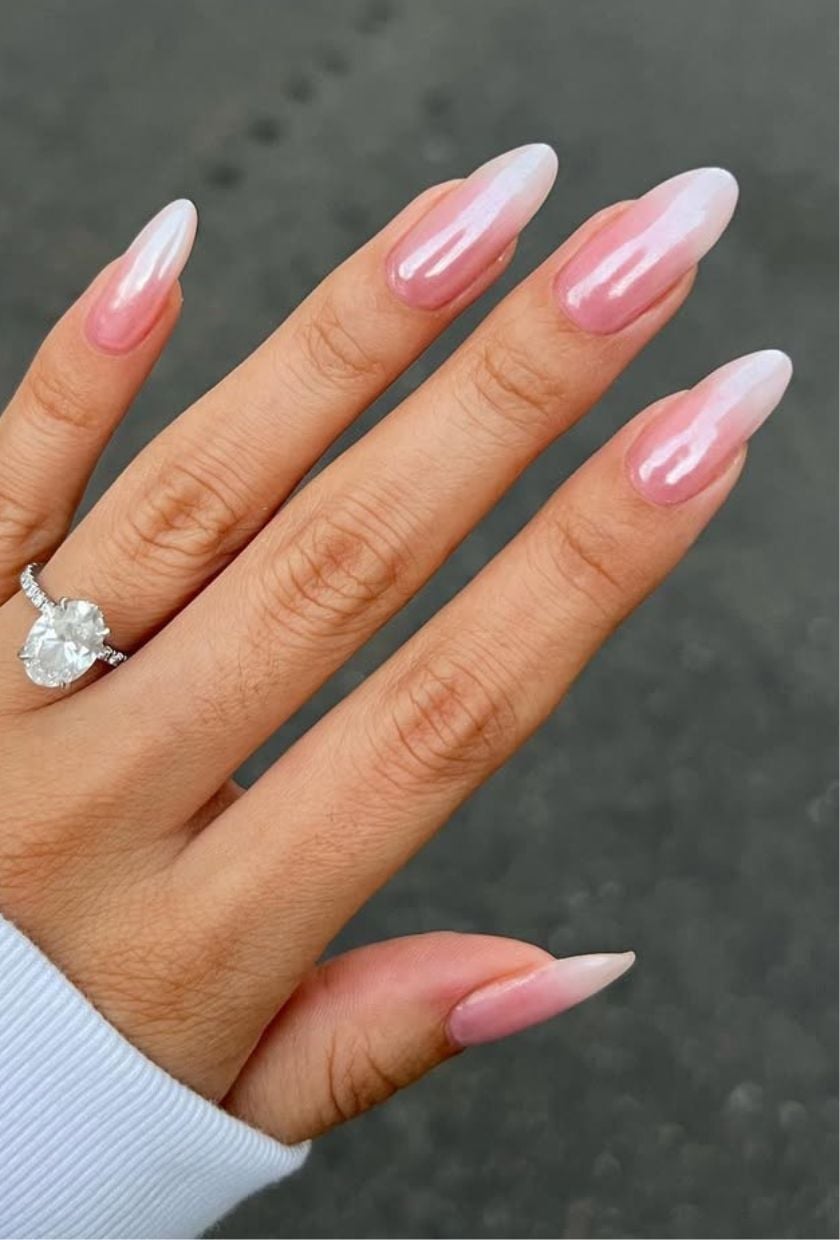 Shifting Pink Pearlescent Chrome Medium Almond Nails, Close-Up Take Shifting Pink Pearlescent Chrome Medium Almond Nails, Close-Up Take — Simple Chrome Nails