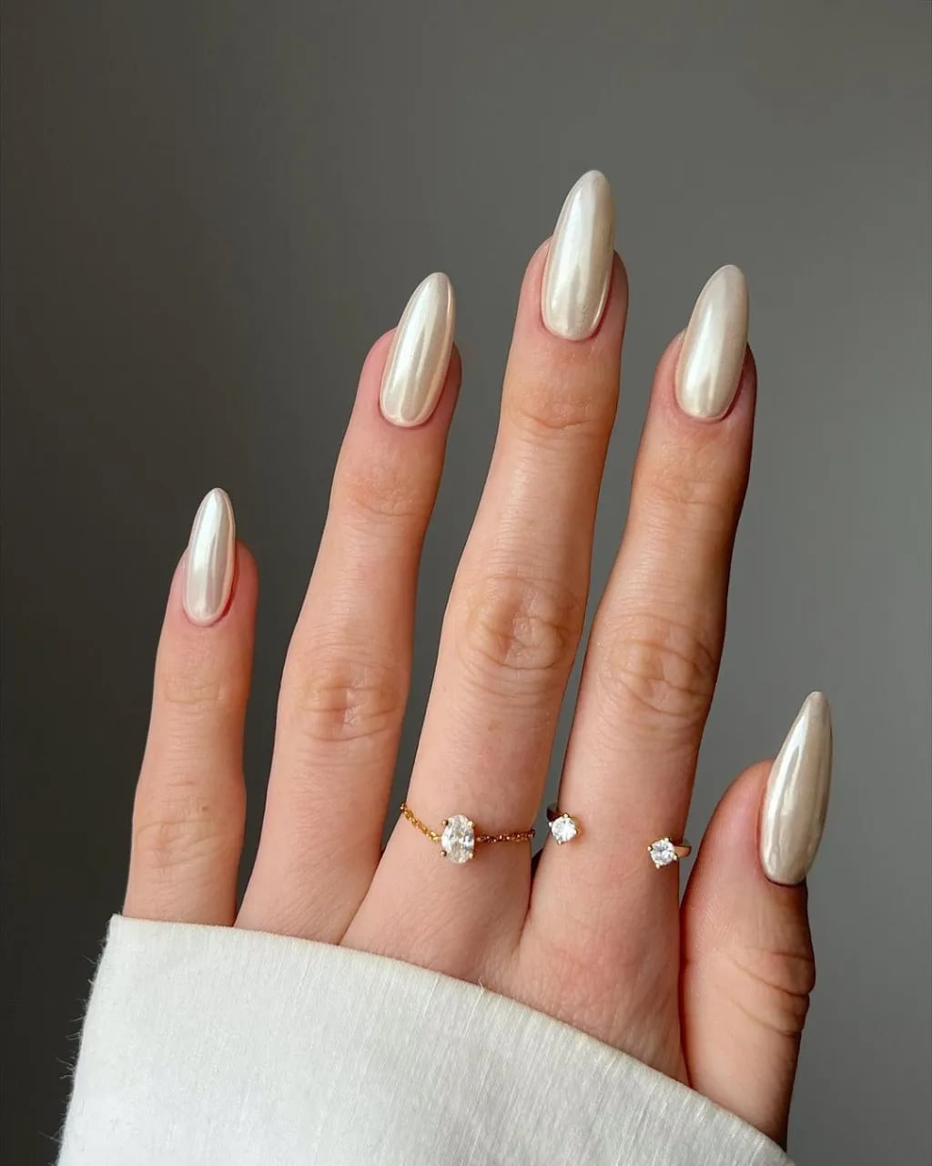 Pearlescent White Chrome Medium Almond Nails Pearlescent White Chrome Medium Almond Nails — Simple Chrome Nails