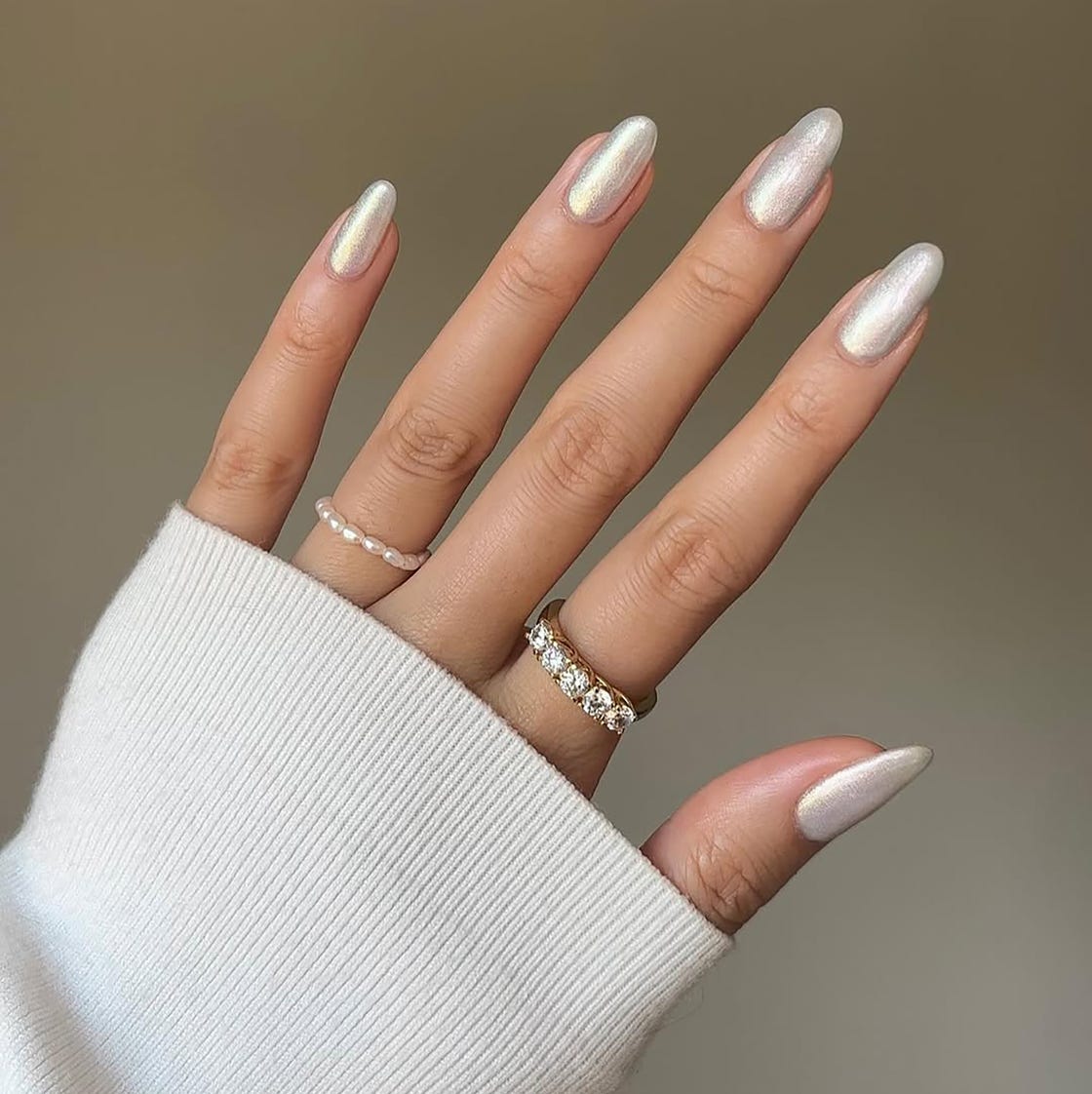 Pale Iridescent White Milky Chrome Medium Almond Nails Pale Iridescent White Milky Chrome Medium Almond Nails — Simple Chrome Nails