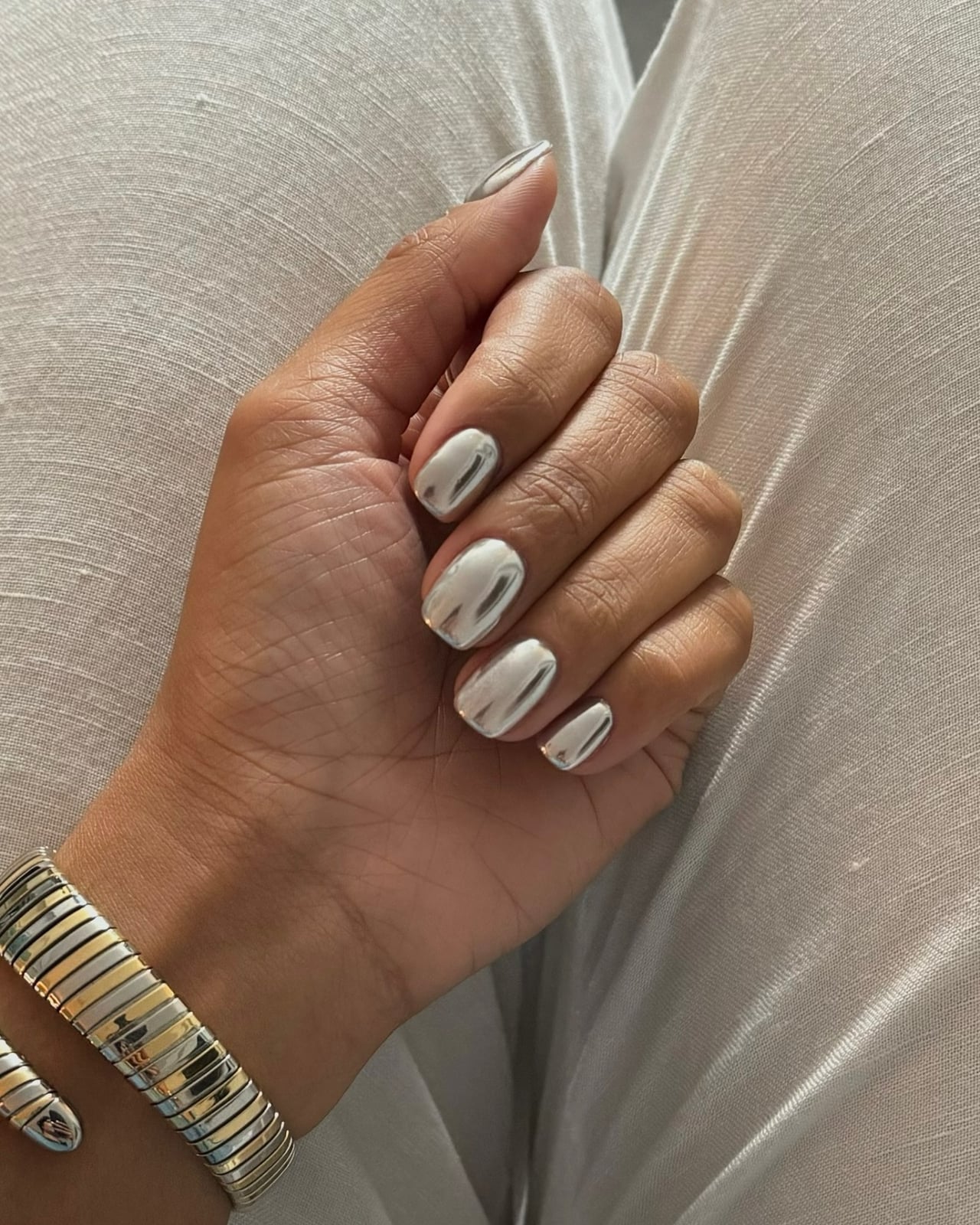 Brilliant Silver Mirror Chrome Short Oval Nails Brilliant Silver Mirror Chrome Short Oval Nails — Simple Chrome Nails