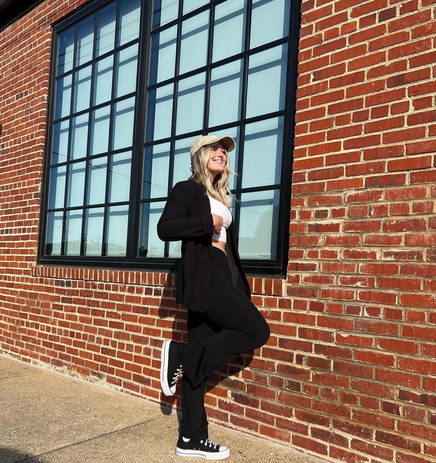 Oversized Blazer Wide-Leg Trousers and Low-Top Converse Oversized Blazer Wide-Leg Trousers and Low-Top Converse — Simple Converse Outfits Black