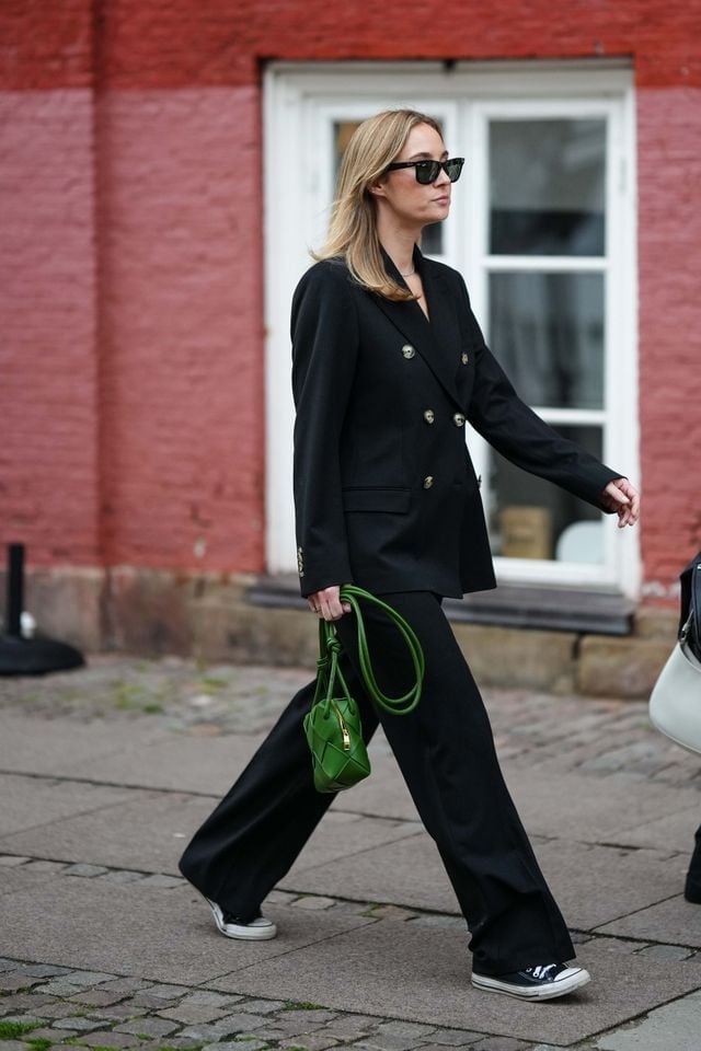 Monochromatic Black Blazer and Trousers with Converse Monochromatic Black Blazer and Trousers with Converse — Simple Converse Outfits Black